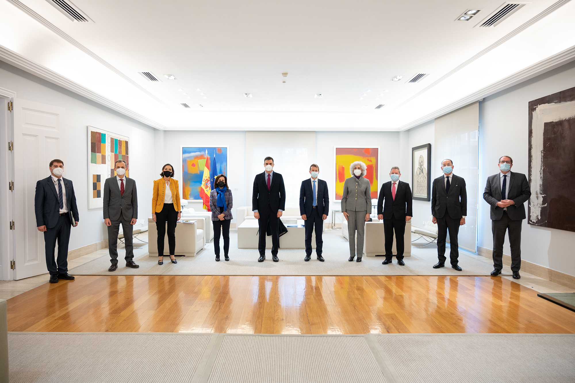 Pedro Sánchez, Pedro Duque, Reyes Maroto, Margarita Robles, Guillaume Faury y otros asistentes a la reunión