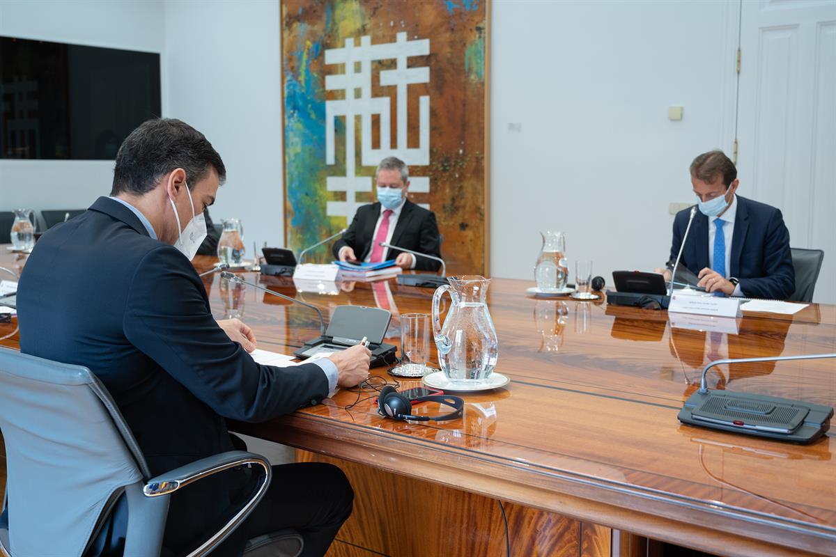 4/02/2021. Pedro Sánchez preside la reunión con el CEO de Airbus. El presidente del Gobierno, Pedro Sánchez, se ha reunido con el CEO de Air...