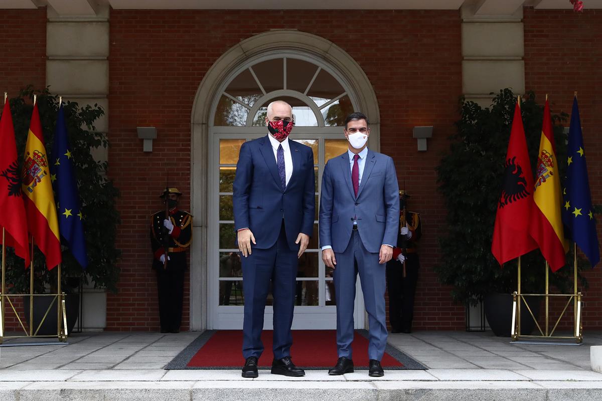 4/10/2021. Pedro Sánchez recibe al primer ministro de la República de Albania. El presidente del Gobierno, Pedro Sánchez, ha recibido al pri...