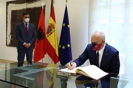 4/10/2021. Pedro Sánchez recibe al primer ministro de la República de Albania. El presidente del Gobierno, Pedro Sánchez, acompaña al primer...