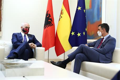 4/10/2021. Pedro Sánchez recibe al primer ministro de la República de Albania. El presidente del Gobierno, Pedro Sánchez, durante su reunión...