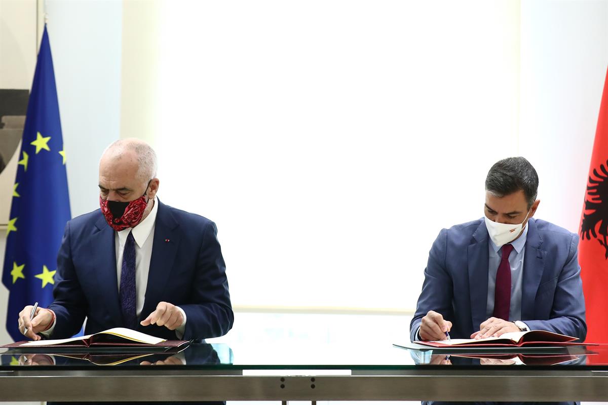 4/10/2021. Pedro Sánchez recibe al primer ministro de la República de Albania. El presidente del Gobierno, Pedro Sánchez, y el primer minist...
