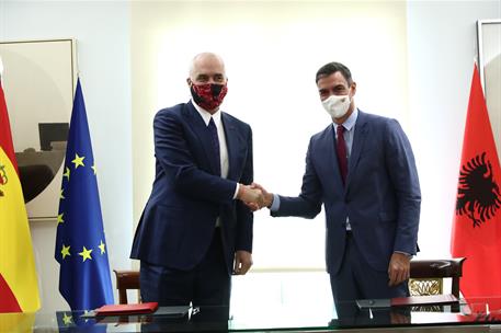 4/10/2021. Pedro Sánchez recibe al primer ministro de la República de Albania. El presidente del Gobierno, Pedro Sánchez, y el primer minist...