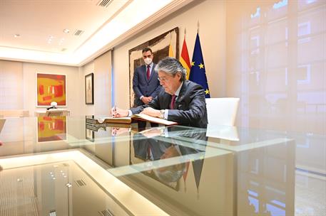 4/11/2021. Pedro Sánchez recibe al presidente de Ecuador, Guillermo Lasso. El presidente de la República de Ecuador, Guillermo Lasso, firma ...