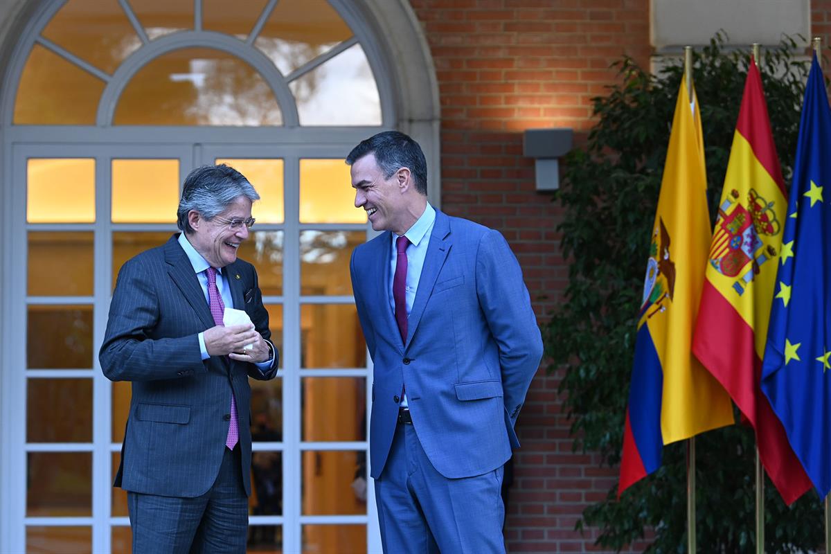 4/11/2021. Pedro Sánchez recibe al presidente de Ecuador, Guillermo Lasso. El presidente del Gobierno, Pedro Sánchez, conversa con el presid...