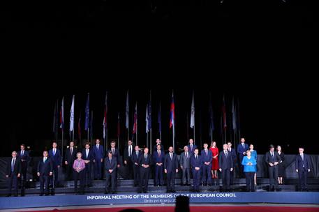 5/10/2021. Pedro Sánchez asiste a la cena informal del Consejo Europeo. Foto de familia de la Cumbre UE-Balcanes Occidentales