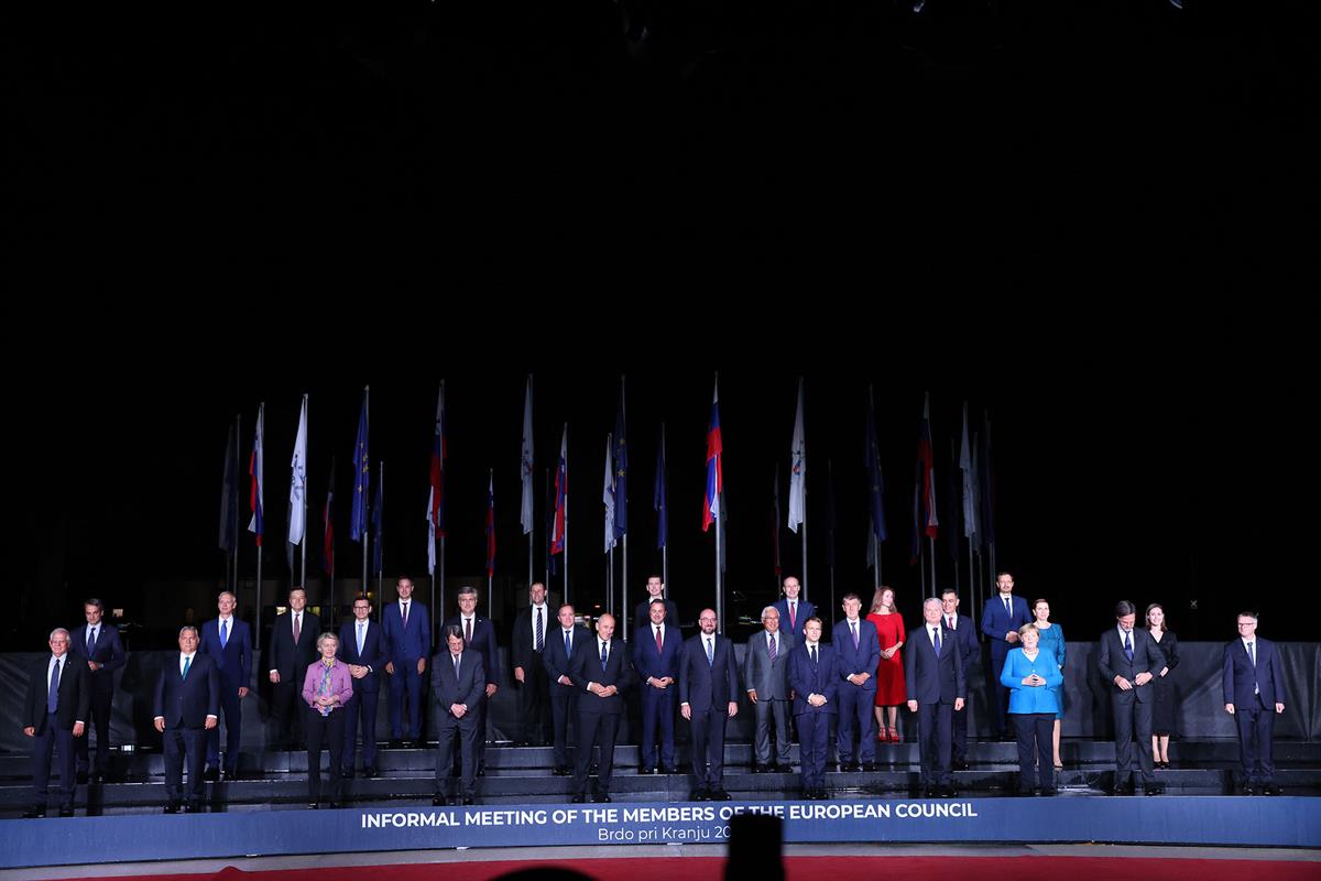 5/10/2021. Pedro Sánchez asiste a la cena informal del Consejo Europeo. Foto de familia de la Cumbre UE-Balcanes Occidentales