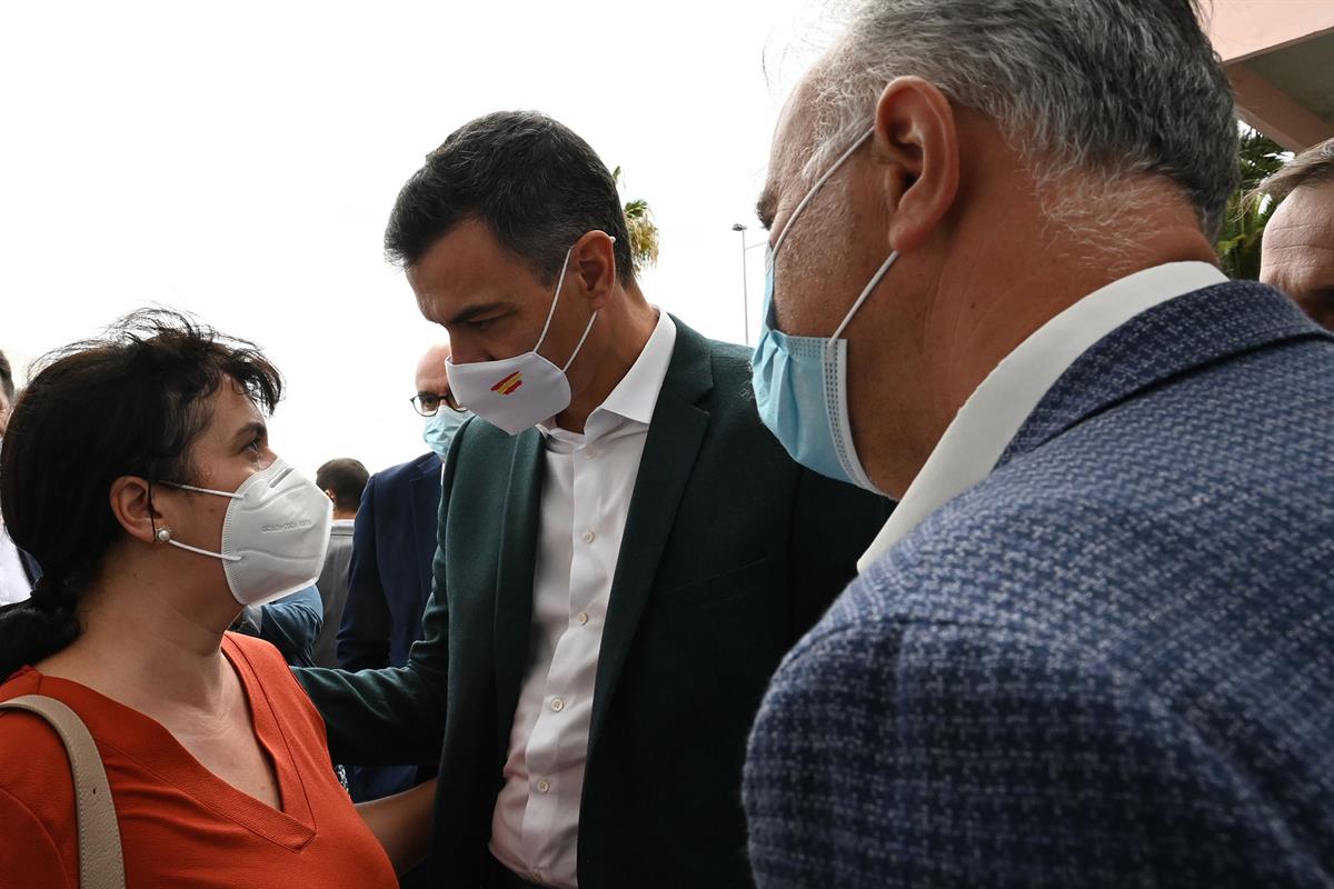 5/11/2021. Sánchez visita por sexta vez La Palma tras la erupción del volcán. El presidente del Gobierno, Pedro Sánchez, conversa con una ci...