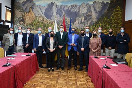 5/11/2021. Sánchez visita por sexta vez La Palma tras la erupción del volcán. El presidente del Gobierno, Pedro Sánchez, junto a los preside...