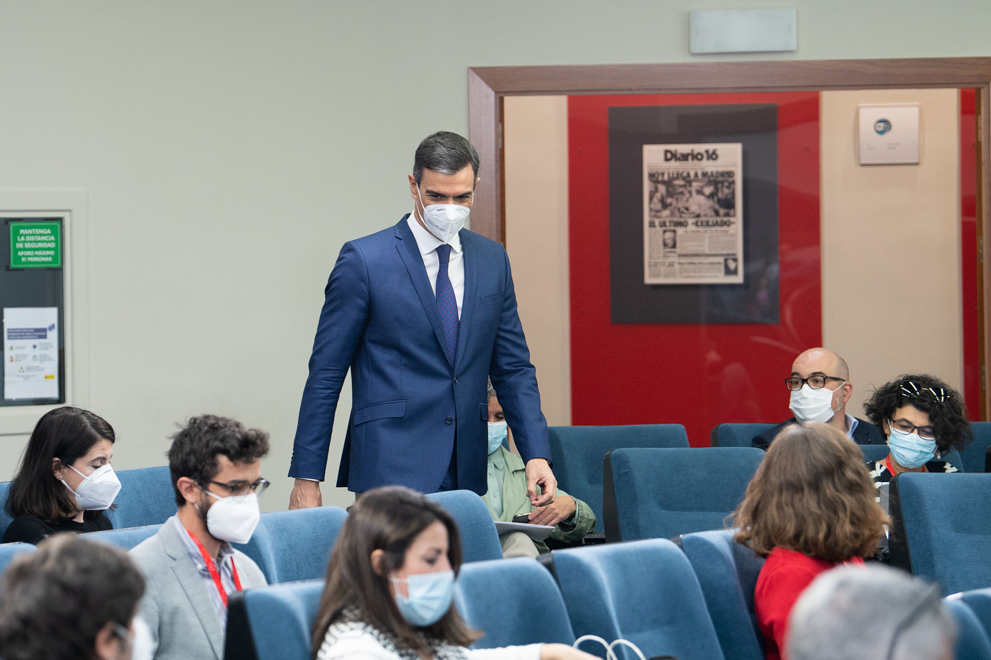 Pedro Sánchez entra en la sala de prensa de Moncloa