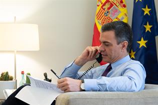 El presidente del Gobierno, Pedro Sánchez, durante su conversación telefónica con el presidente chino Xi Jinping