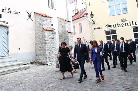 6/07/2021. Pedro Sánchez viaja a Estonia. El presidente del Gobierno, Pedro Sánchez, durante un paseo por la capital de Estonia, Tallin.