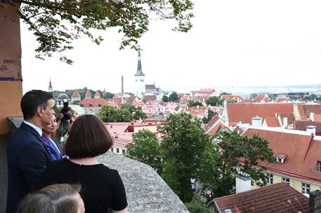 6/07/2021. Pedro Sánchez viaja a Estonia. El presidente del Gobierno, Pedro Sánchez, durante un paseo por la capital de Estonia, Tallin.