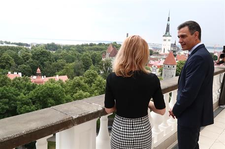 6/07/2021. Pedro Sánchez viaja a Estonia. El presidente del Gobierno, Pedro Sánchez, conversa con la primera ministra de la República de Est...