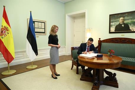 6/07/2021. Pedro Sánchez viaja a Estonia. El presidente del Gobierno, Pedro Sánchez, firma en el libro de honor de Stenbock House en presenc...