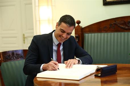 6/07/2021. Pedro Sánchez viaja a Estonia. El presidente del Gobierno, Pedro Sánchez, firma en el libro de honor de Stenbock House.