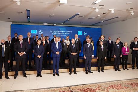 6/10/2021. Pedro Sánchez asiste a la primera sesión de trabajo de la Cumbre UE-Balcanes Occidentales. Foto de familia de la primera sesión d...