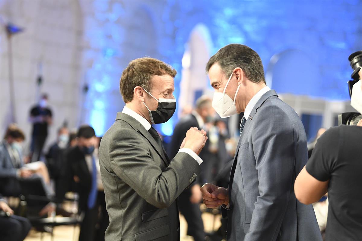 7/05/2021. Pedro Sánchez participa en la Cumbre Social de Oporto. El presidente del Gobierno, Pedro Sánchez, conversa con el presidente de l...