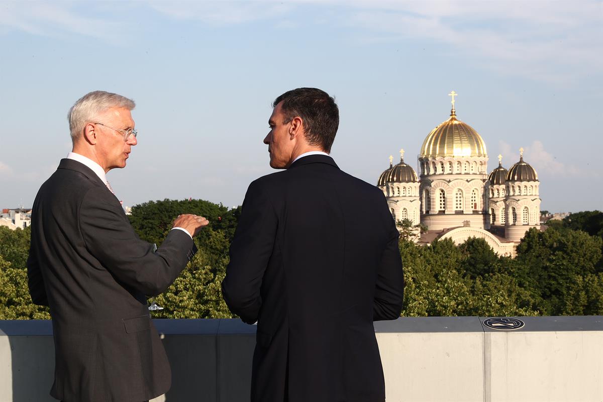 7/07/2021. Viaje del presidente del Gobierno a Letonia. El presidente del Gobierno, Pedro Sánchez, junto al primer ministro de Letonia, Artu...