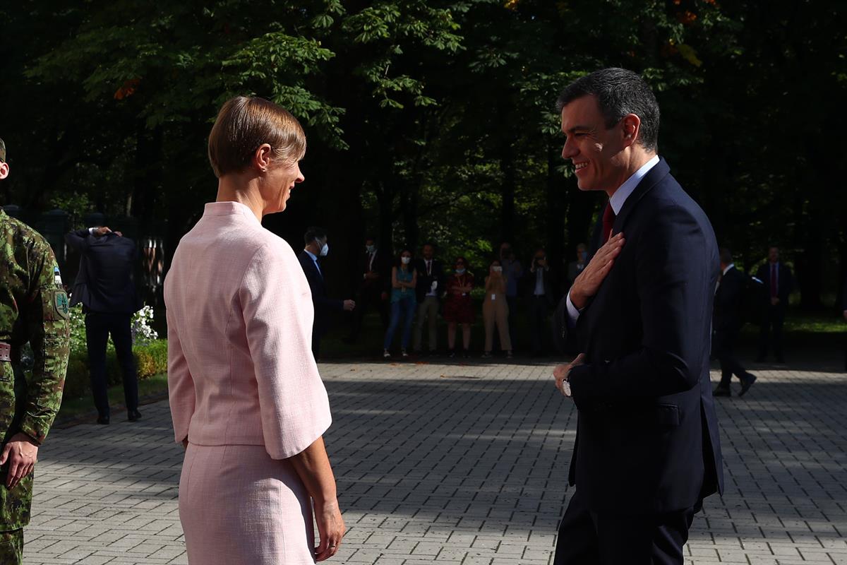 7/07/2021. Viaje del presidente del Gobierno a Estonia (segunda jornada). El presidente del Gobierno, Pedro Sánchez, es recibido por la pres...