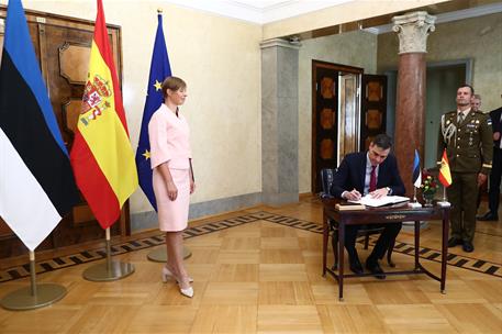 7/07/2021. Viaje del presidente del Gobierno a Estonia (segunda jornada). El presidente del Gobierno, Pedro Sánchez, firma en el libro de ho...