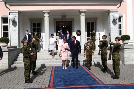 7/07/2021. Viaje del presidente del Gobierno a Estonia (segunda jornada). El presidente del Gobierno, Pedro Sánchez, camina, junto a la pres...