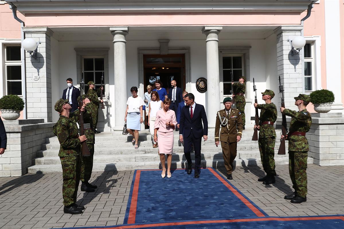 7/07/2021. Viaje del presidente del Gobierno a Estonia (segunda jornada). El presidente del Gobierno, Pedro Sánchez, camina, junto a la pres...