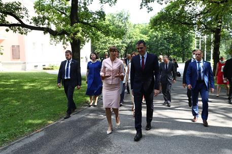 7/07/2021. Viaje del presidente del Gobierno a Estonia (segunda jornada). El presidente del Gobierno, Pedro Sánchez, camina, junto a la pres...
