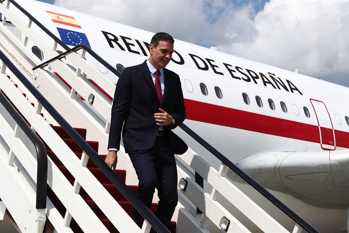 7/07/2021. Viaje del presidente del Gobierno a Letonia. El presidente del Gobierno, Pedro Sánchez, a su llegada al aeropuerto Internacional ...