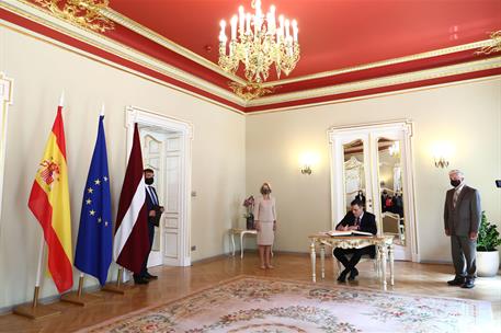 7/07/2021. Viaje del presidente del Gobierno a Letonia. El presidente del Gobierno, Pedro Sánchez, firma en el libro de honor, ante la prese...