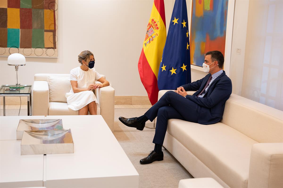 7/10/2021. Reunión de Pedro Sánchez y Yolanda Díaz previa al Consejo de Ministros extraordinario. El presidente del Gobierno, Pedro Sánchez,...