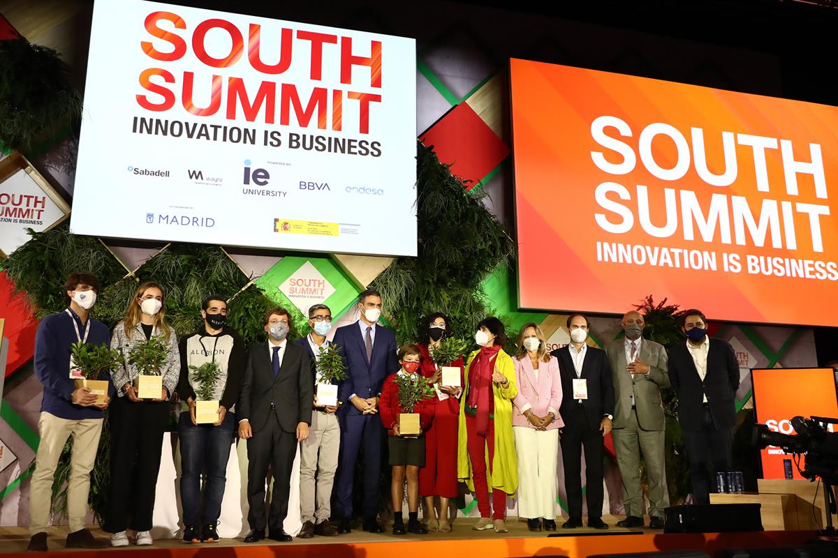 7/10/2021. Pedro Sánchez clausura el foro de emprendedores South Summit. El presidente del Gobierno, Pedro Sánchez, junto a algunos de los a...