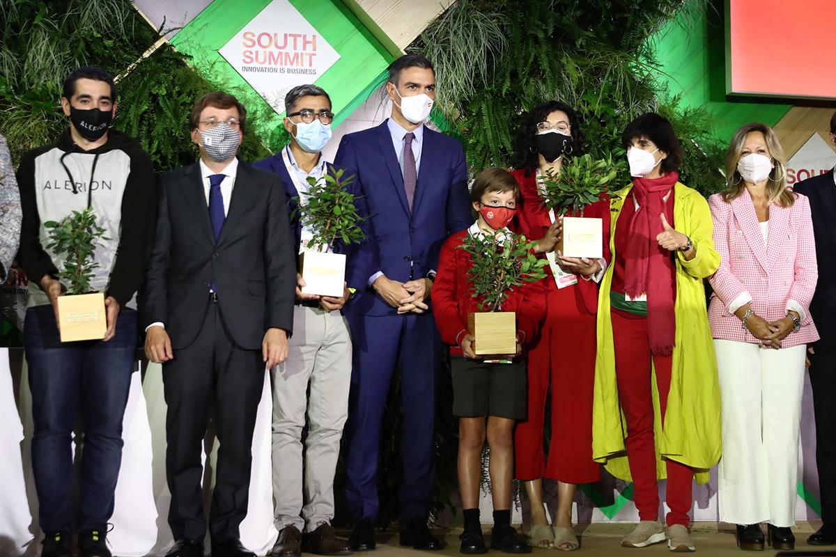 7/10/2021. Pedro Sánchez clausura el foro de emprendedores South Summit. El presidente del Gobierno, Pedro Sánchez, junto a algunos de los a...