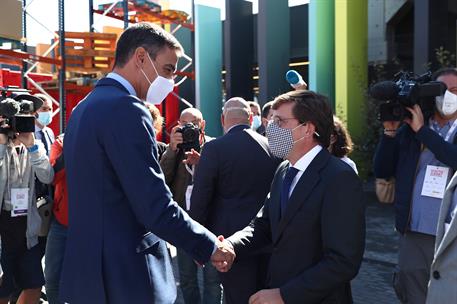 7/10/2021. Pedro Sánchez clausura el foro de emprendedores South Summit. El presidente del Gobierno, Pedro Sánchez, saluda al alcalde de Mad...