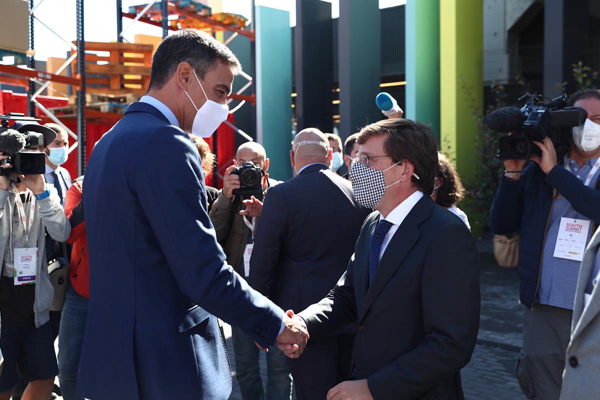 7/10/2021. Pedro Sánchez clausura el foro de emprendedores South Summit. El presidente del Gobierno, Pedro Sánchez, saluda al alcalde de Mad...