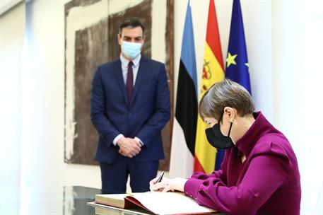 8/03/2021. El presidente del Gobierno recibe a la presidenta de Estonia. La presidenta de Estonia, Kersti Kaljulaid, firma en el Libro de Ho...