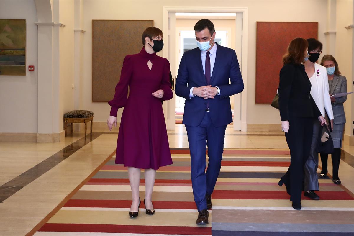 8/03/2021. El presidente del Gobierno recibe a la presidenta de Estonia. El presidente del Gobierno, Pedro Sánchez, junto a la presidenta de...