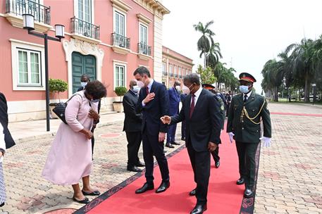 8/04/2021. Gira africana del presidente del Gobierno, Pedro Sánchez (Primera jornada). El presidente del Gobierno, Pedro Sánchez, saluda a a...