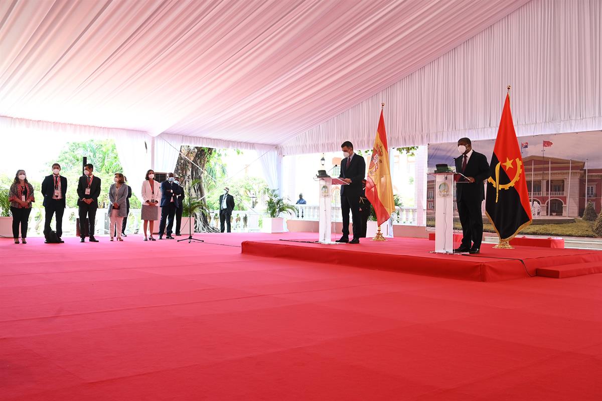 8/04/2021. Gira africana del presidente del Gobierno, Pedro Sánchez (Primera jornada). El presidente del Gobierno, Pedro Sánchez, y el presi...