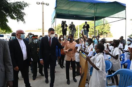 8/04/2021. Gira africana de Sánchez: Colegio Salesianos Don Bosco en Luanda. El presidente del Gobierno, Pedro Sánchez, a su llegada al Cole...