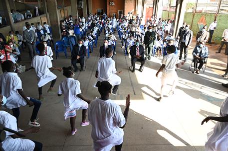 8/04/2021. Gira africana de Sánchez: Colegio Salesianos Don Bosco en Luanda. El presidente del Gobierno, Pedro Sánchez, asiste a una actuaci...