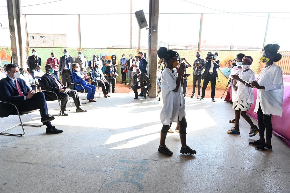 8/04/2021. Gira africana de Sánchez: Colegio Salesianos Don Bosco en Luanda. El presidente del Gobierno, Pedro Sánchez, asiste a una actuaci...