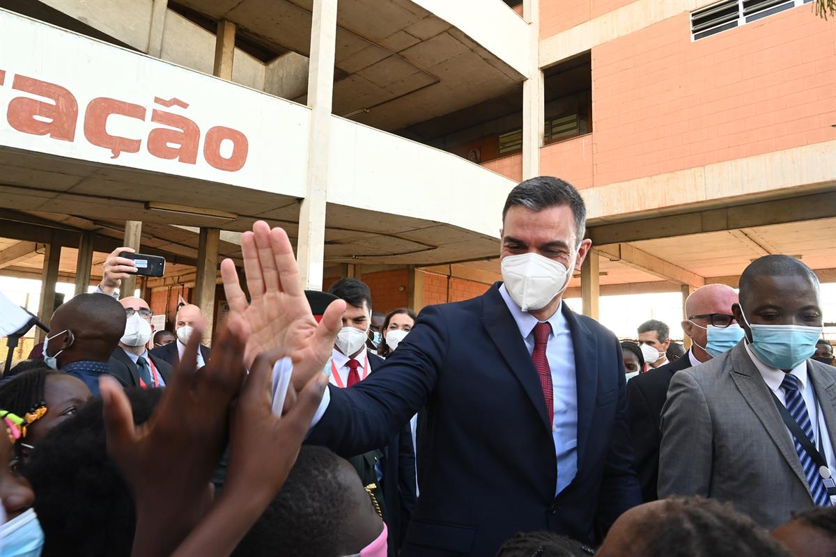 8/04/2021. Gira africana de Sánchez: Colegio Salesianos Don Bosco en Luanda. El presidente del Gobierno, Pedro Sánchez, saluda al alumnado d...