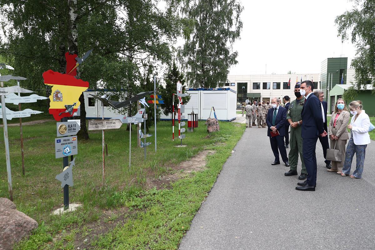8/07/2021. Viaje del presidente del Gobierno a Lituania. El presidente del Gobierno, Pedro Sánchez, durante su visita a la base aérea de Šiauliai.