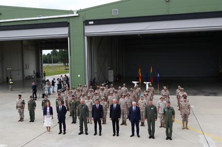8/07/2021. Viaje del presidente del Gobierno a Lituania. El presidente del Gobierno, Pedro Sánchez, en la foto de familia con las tropas esp...