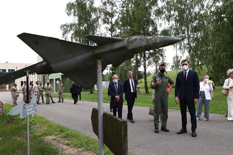 8/07/2021. Viaje del presidente del Gobierno a Lituania. El presidente del Gobierno, Pedro Sánchez, durante su visita a la base aérea de Šiauliai.