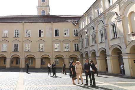 8/07/2021. Viaje del presidente del Gobierno a Lituania. El presidente del Gobierno, Pedro Sánchez, en la Universidad de Vilnius, acompañado...