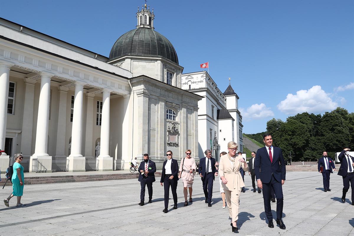 8/07/2021. Viaje del presidente del Gobierno a Lituania. El presidente del Gobierno, Pedro Sánchez, pasea por la capital lituana, Vilnius, a...