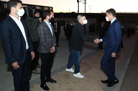 8/10/2021. Pedro Sánchez visita las instalaciones de Netflix en Tres Cantos (Madrid). El presidente del Gobierno, Pedro Sánchez, saluda al c...