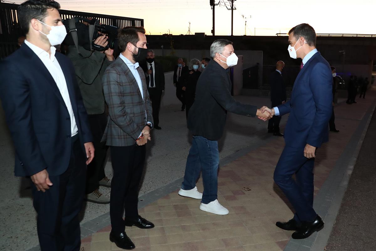 8/10/2021. Pedro Sánchez visita las instalaciones de Netflix en Tres Cantos (Madrid). El presidente del Gobierno, Pedro Sánchez, saluda al c...